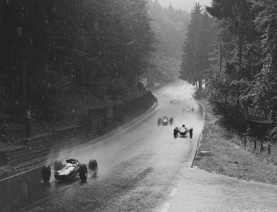 Jim Clark in action on the German circuit of Solitude in 1964 (disused after a few years). Some photos scare you just looking at them ...
