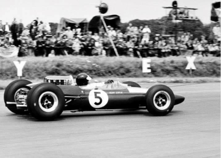 Jim Clark in the lead In the 1965 British Grand Prix.