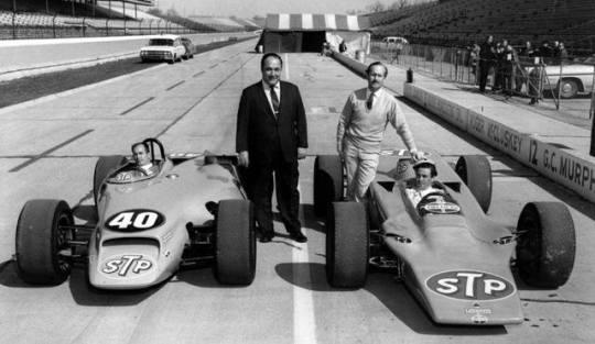 Parnelli Jones and Jim Clark, Pratt & Whitney turbine Lotus, with Andy Granatelli and Colin Chapman at the 1968 “Indianapolis 500 Miles” tests.