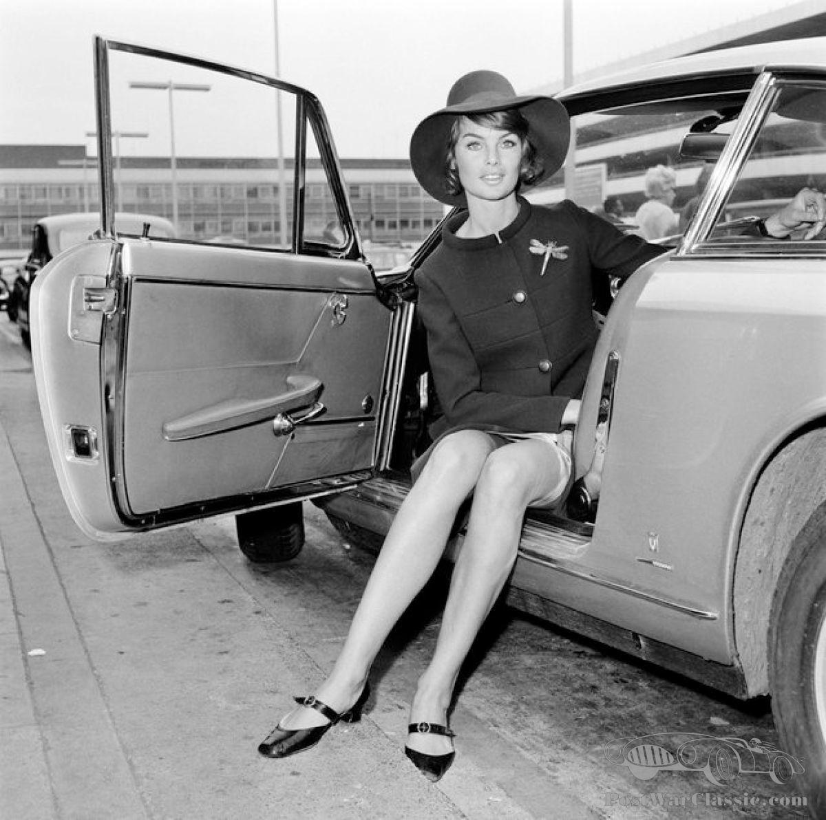 Jean Shrimpton in a car.
