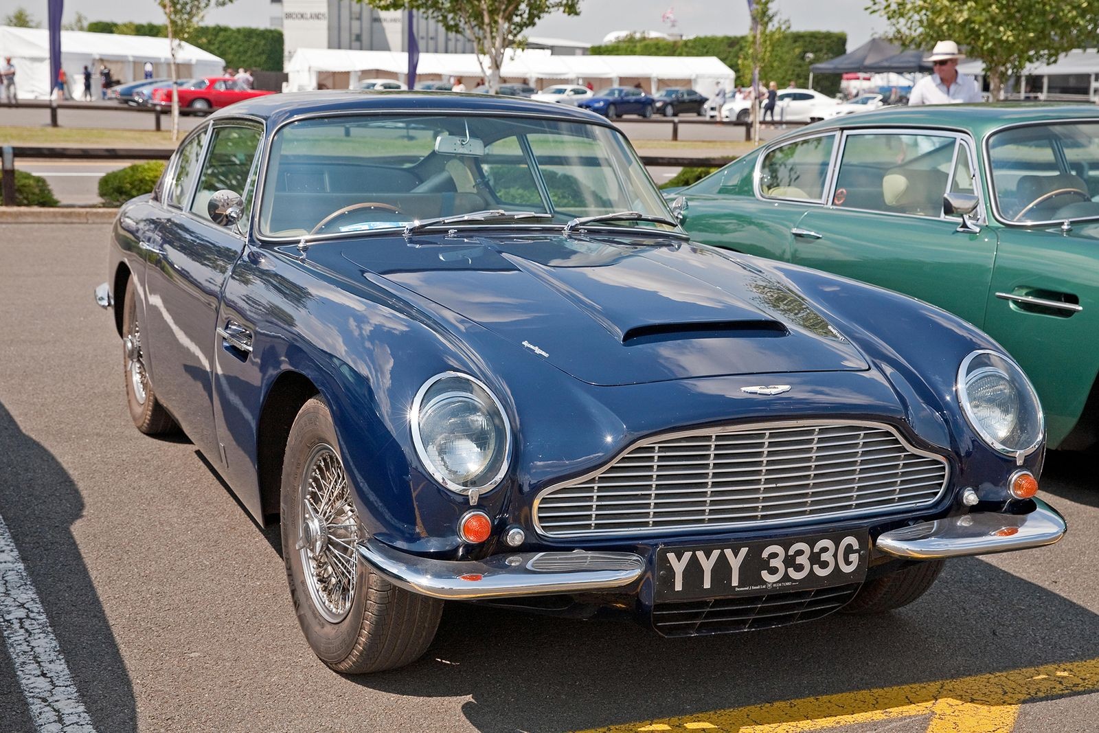 Aston Martin DB6. 