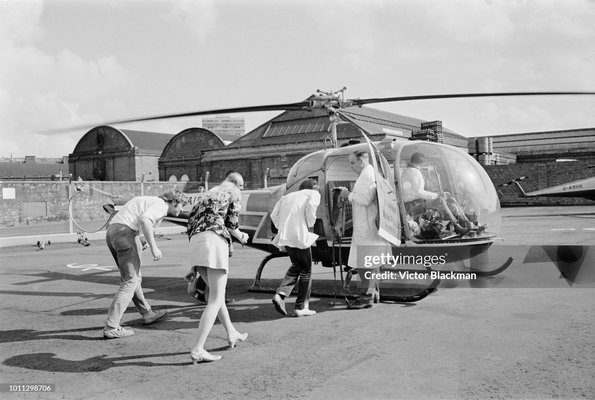 Mick Jagger and Marianne Faithfull arrive at Battersea Heliport in London, on 01 August 1967. 