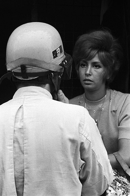 Sara speaks to her husband Ricardo Rodriguez at Monza in 1962.