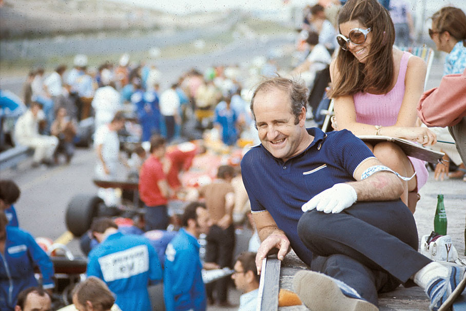 Denny Hulme and, behind him, Jackie Oliver's wife Lynn Hamilton in 1970. 