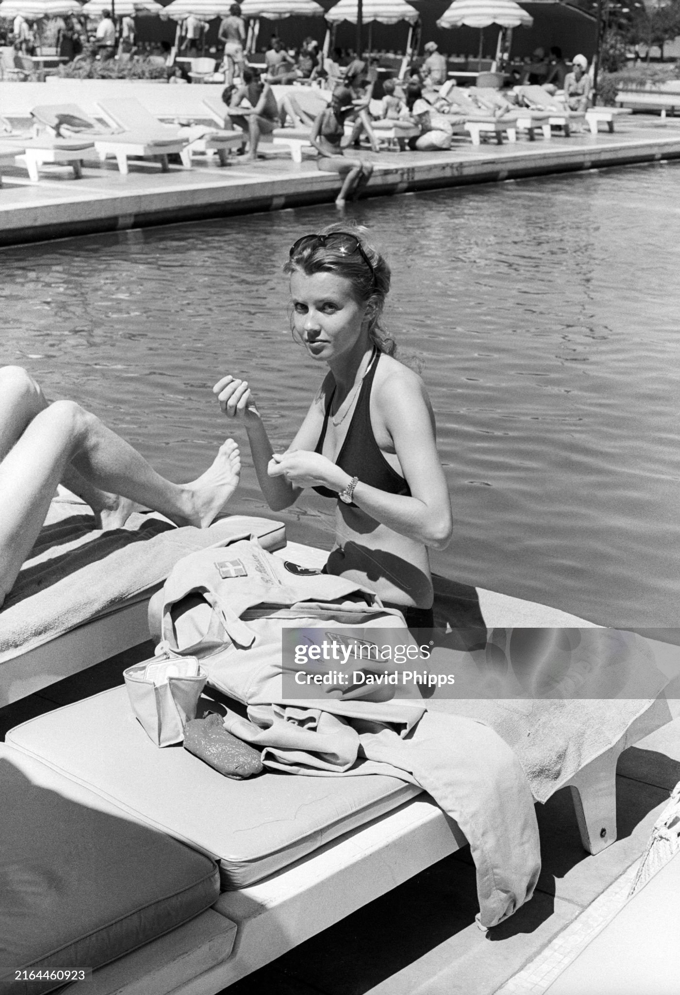 Barbro Peterson sews new Duckham logos onto her husband Ronnie's Lotus overalls at the Argentinean Grand Prix in Buenos Aires on 13 January 1974. 