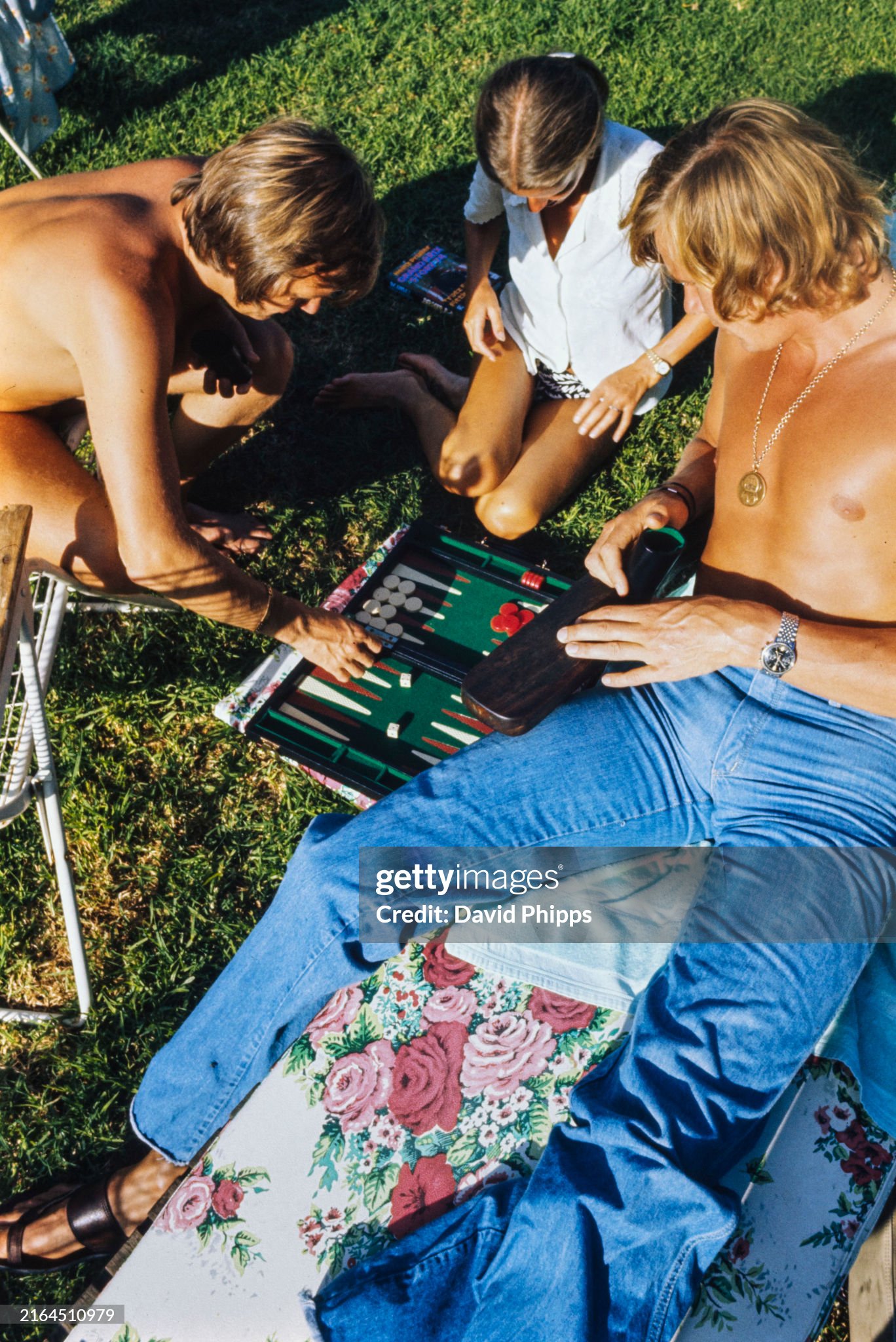 Tenth placed Ronnie Peterson with wife Barbro enjoys a game of Backgammon with race retiree James Hunt, Hesketh, at the Kyalami Ranch Hotel at the South African Grand Prix on 01 March 1975. 