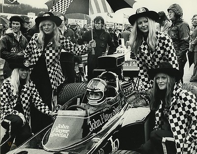 Jacky Ickx and the JPS girls on the grid.