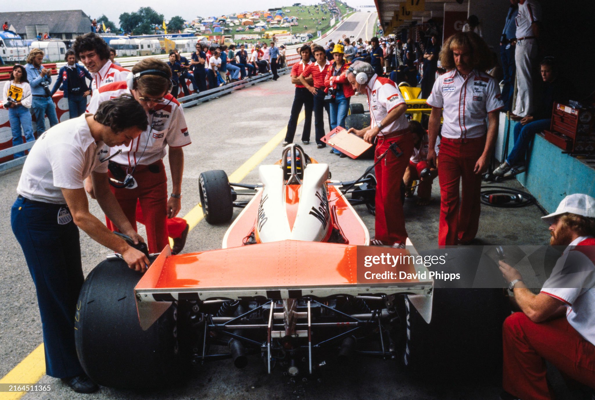 Mechanics check tyre pressures as James Hunt waits in the pits in his McLaren M26 Ford. Alastair Caldwell and Gary Anderson can be seen on the left of the picture during the Dutch Grand Prix at Zandvoort on 28 August 1977. 