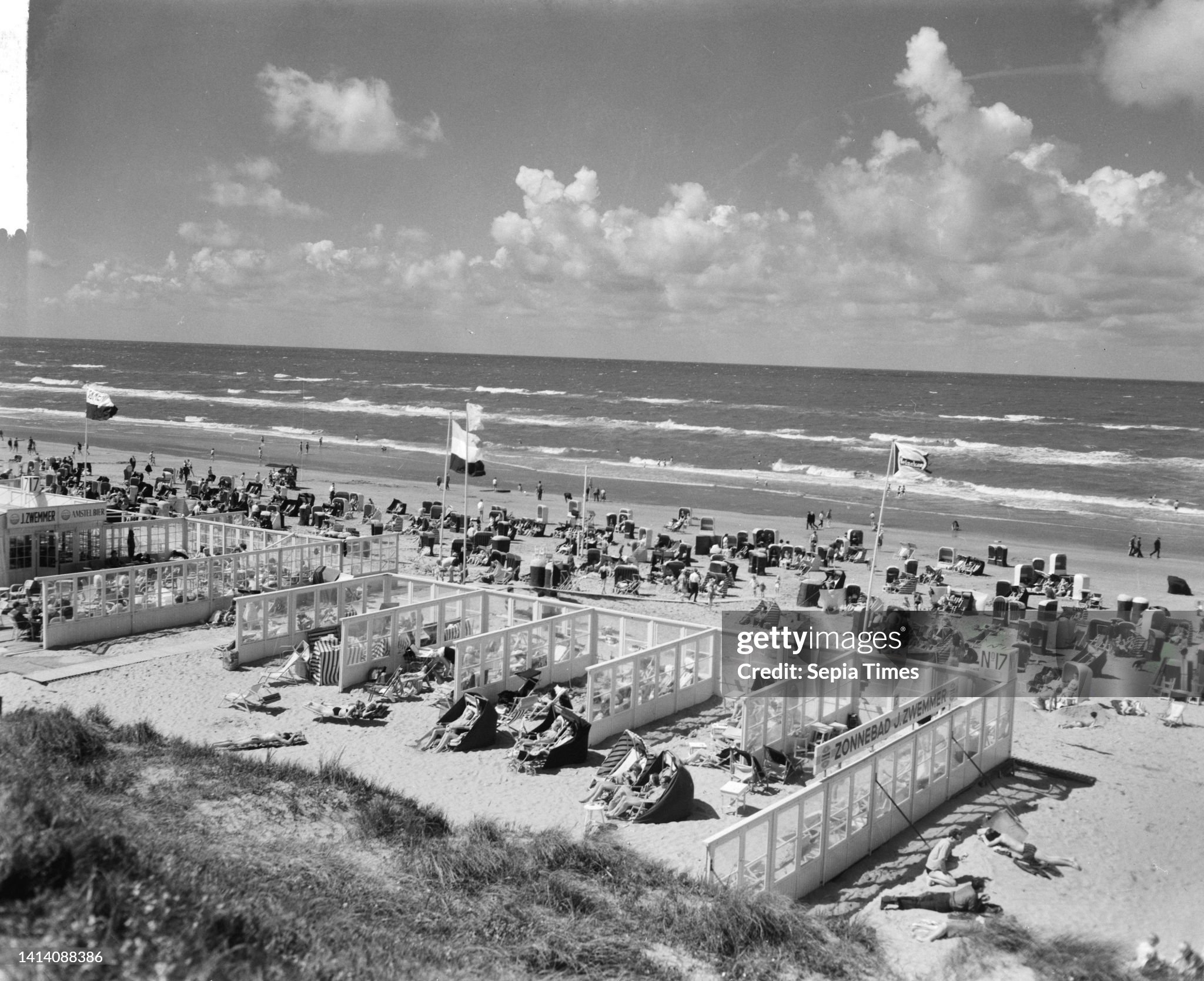 Nice weather at Zandvoort, terraces crowded, on 31 July 1965.