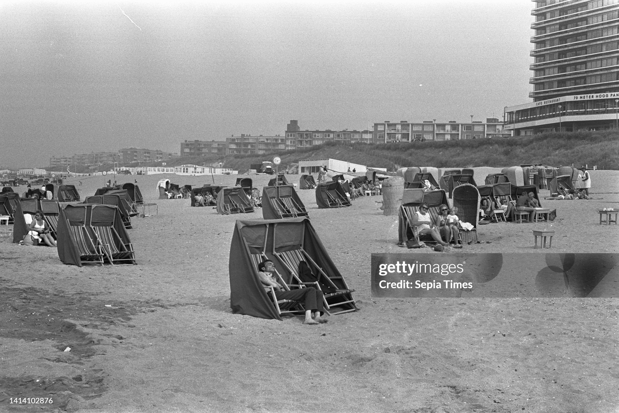 Autumn sun on Zandvoort beach, people in beach chairs, on 22 September 1971. 
