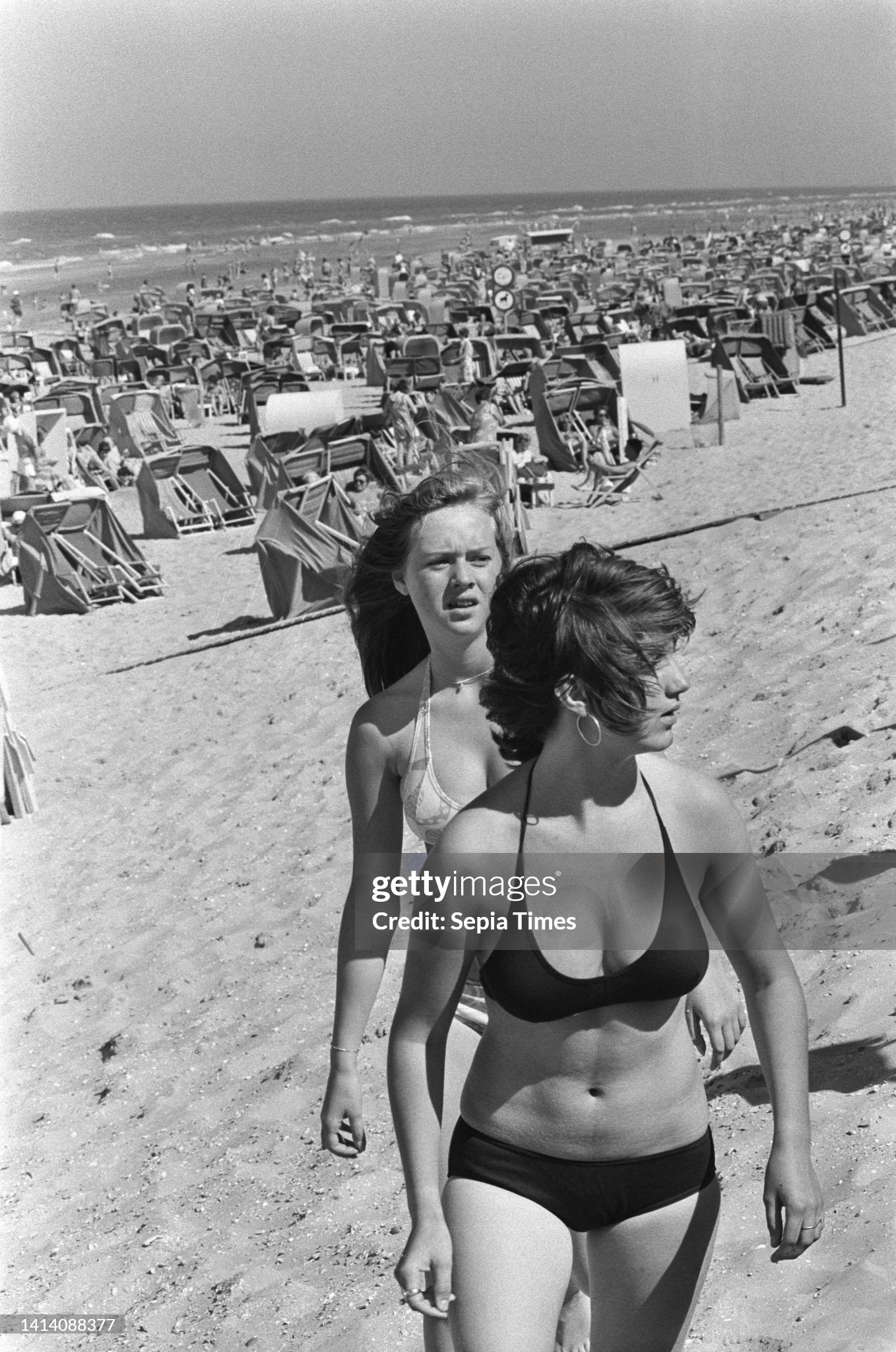 Nice weather on the beach at Zandvoort on 15 August 1974.