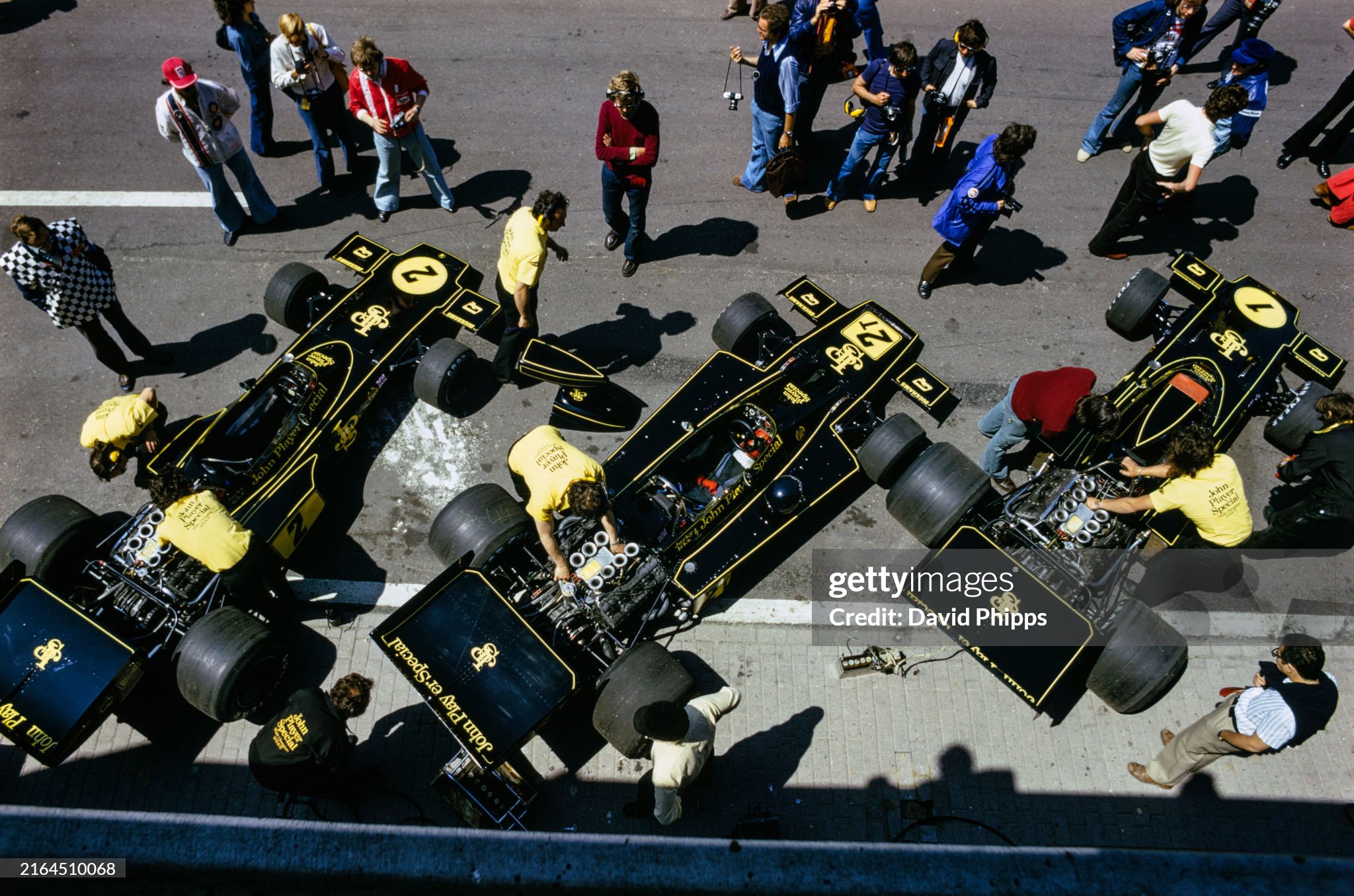 Lotus mechanics prepare the Lotus 72E Ford cars of Ronnie Peterson, Jacky Ickx and a spare car during the Dutch Grand Prix in Zandvoort on 23 June 1974. 