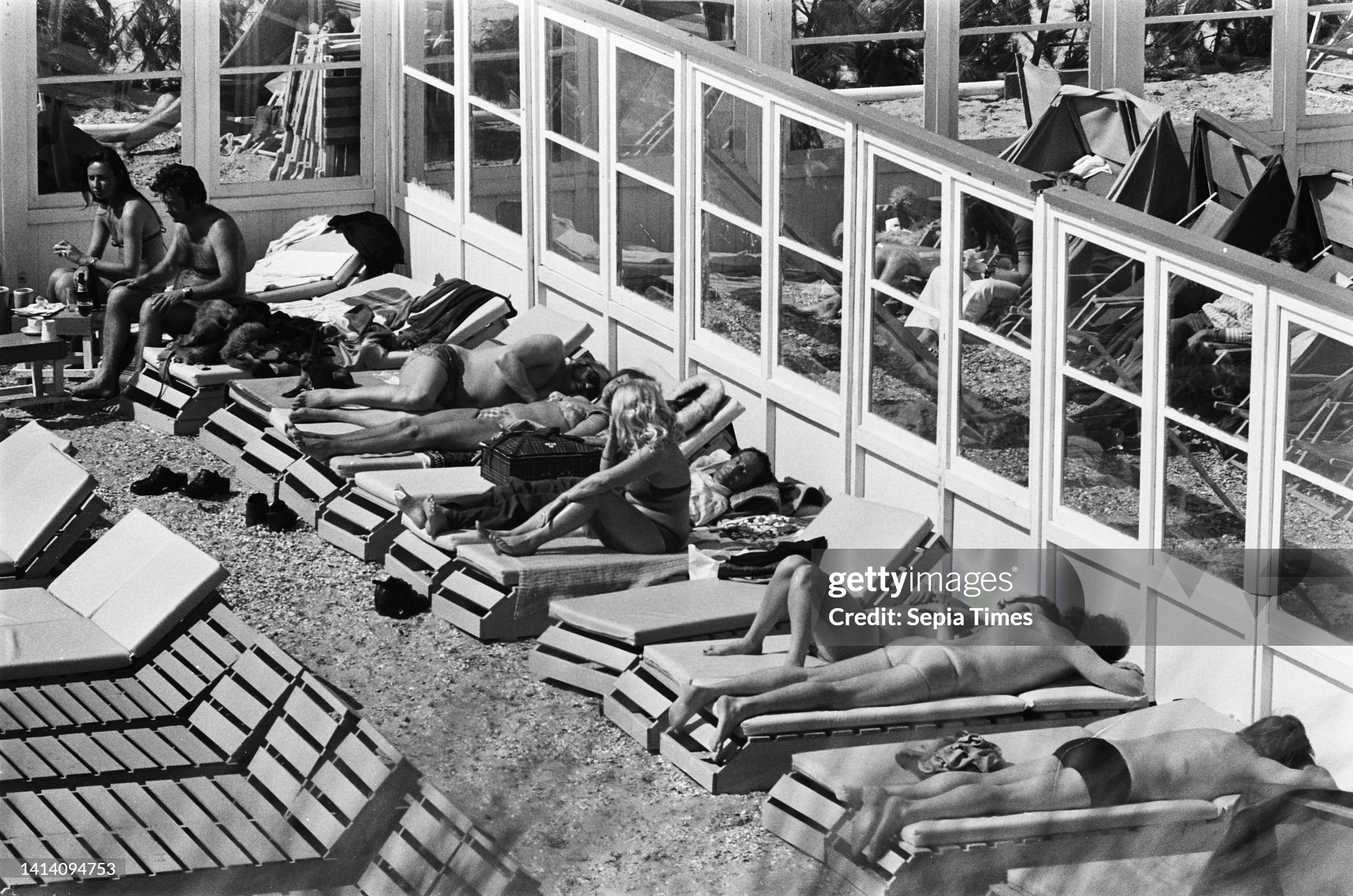 Sunbathing people on the beach in Zandvoort on 20 April 1975. 