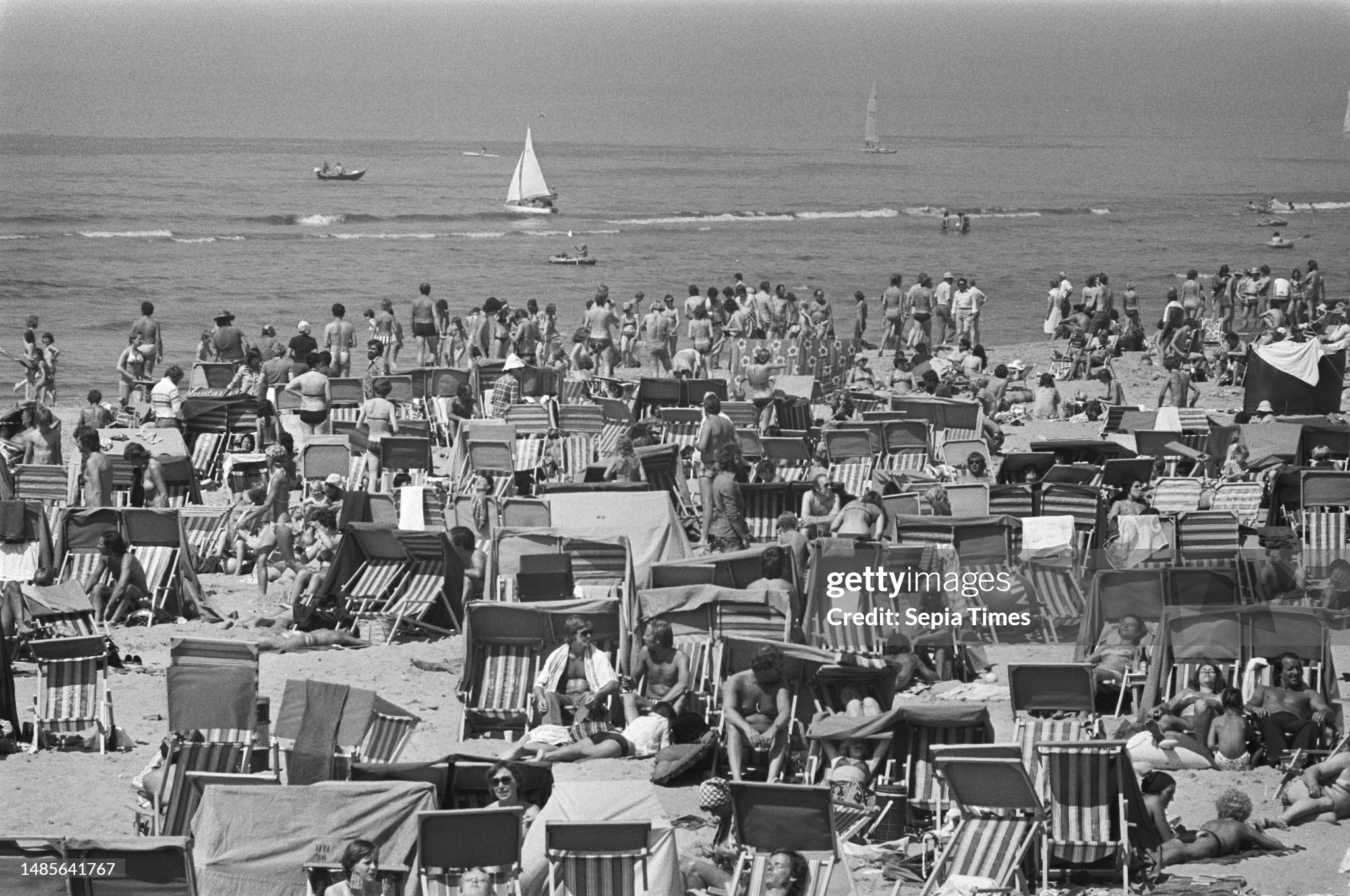Crowds on Zandvoort beach on June 07, 1976. 