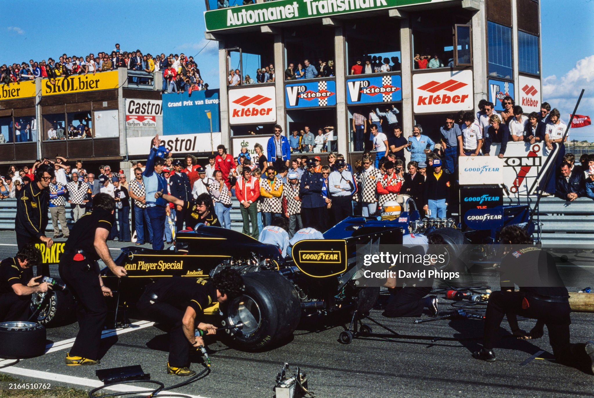 The Lotus and Tyrrell team mechanics change tyres alongside each other. Ken Tyrrell stands in front of Jody Scheckter, Tyrrell Ford P34, while Peter Warr holds the brakes board for Mario Andretti, Lotus 77 Ford, during the Dutch Grand Prix at Zandvoort on 29 August 1976.