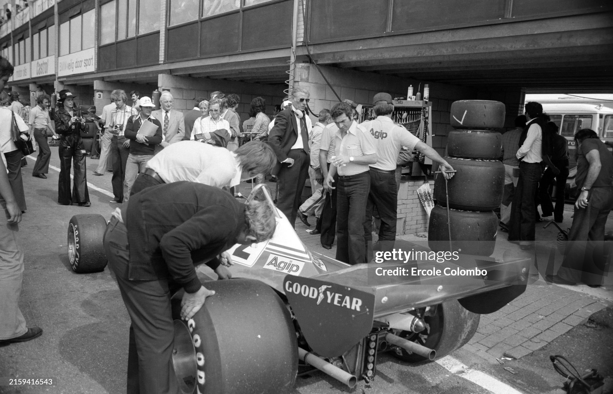 Mechanics check Clay Regazzoni's Ferrari 312T2 in the pits during the Dutch Grand Prix at Zandvoort on 29 August 1976. 